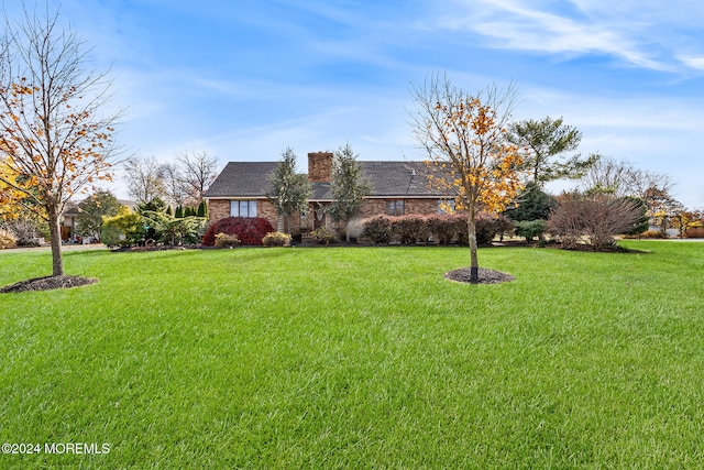 view of front of home featuring a front yard