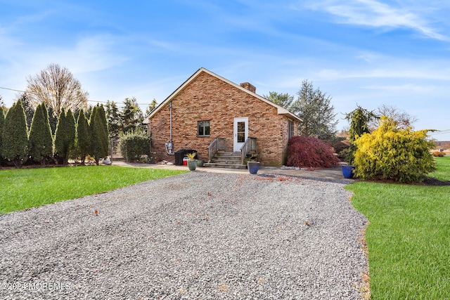 view of front of home featuring a front lawn