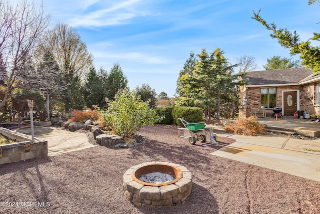 view of yard featuring a fire pit