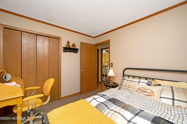 bedroom with a textured ceiling, a closet, carpet, and ornamental molding