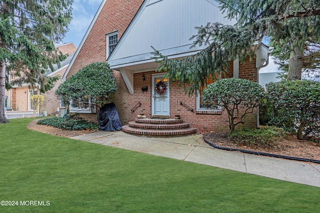 view of front of home featuring a front yard