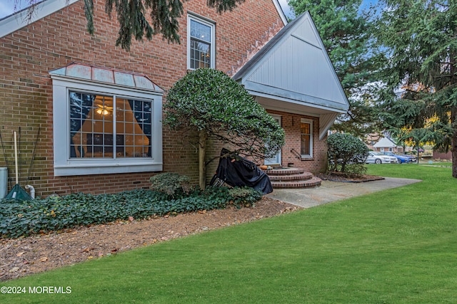 view of front of home featuring a front yard