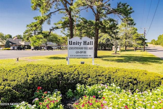 community / neighborhood sign featuring a lawn