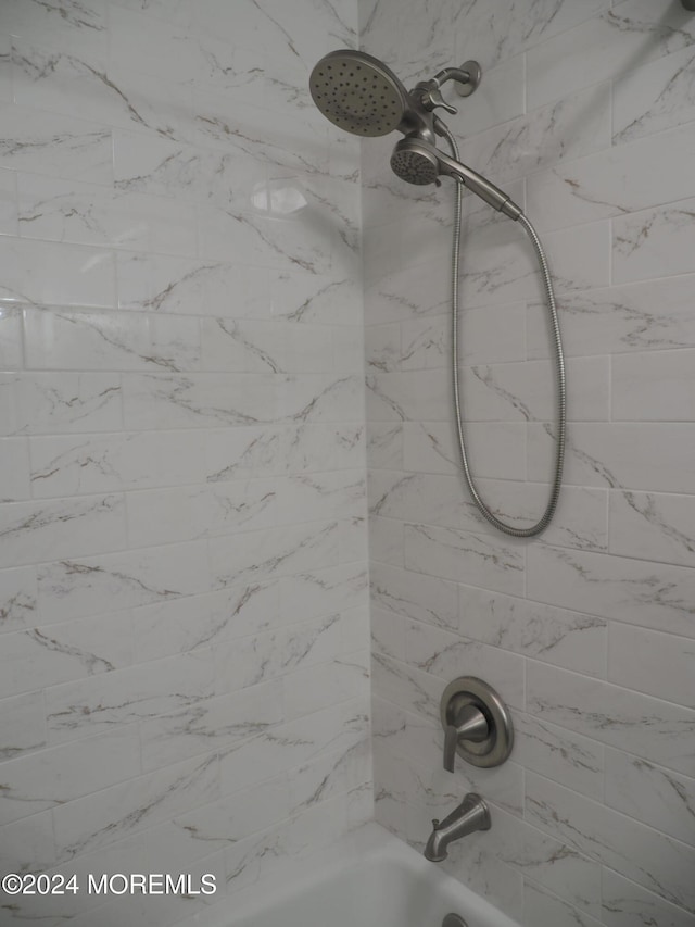 bathroom featuring tiled shower / bath