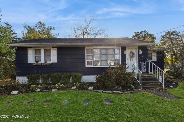 view of front of property featuring a front lawn