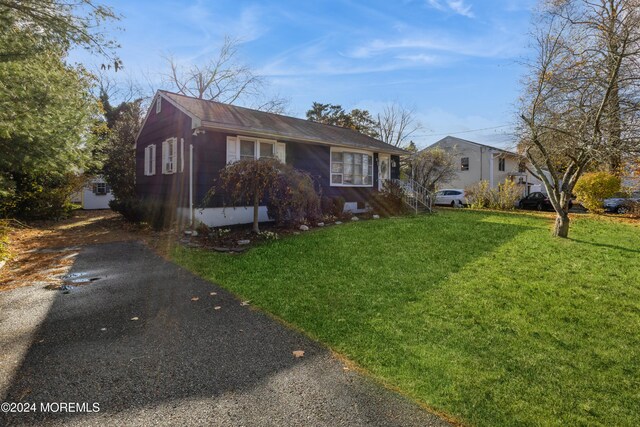 view of front of house featuring a front lawn