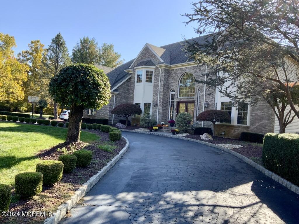 view of front of property with a front yard