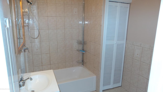 bathroom with sink and tiled shower / bath