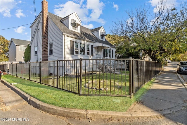 view of front facade with a front lawn