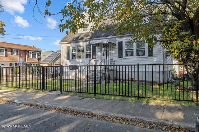 view of front of home featuring a front yard