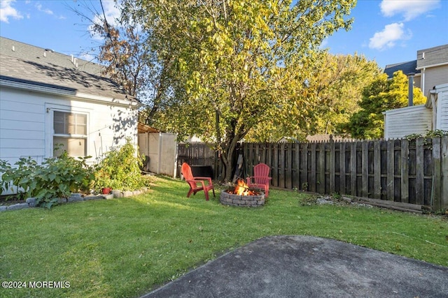 view of yard with a fire pit