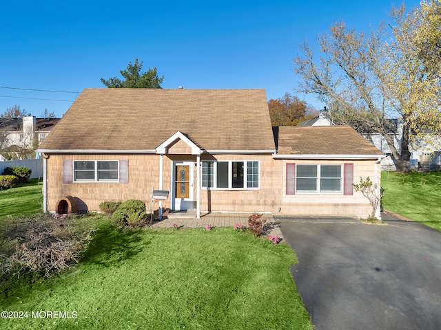 view of front of property with a front yard