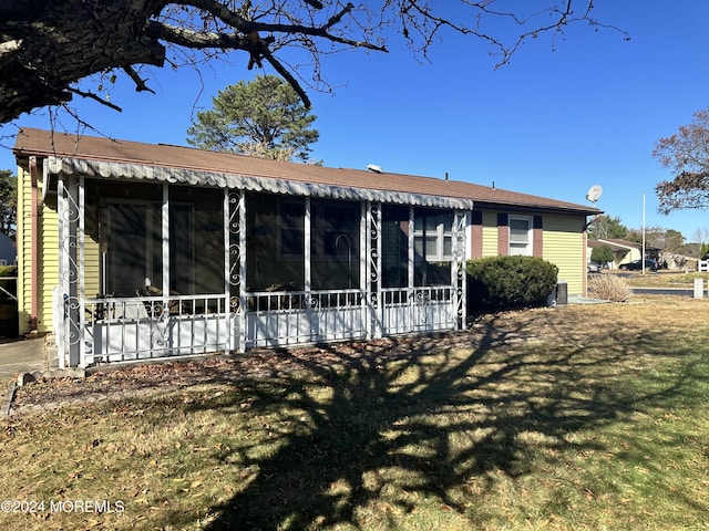 69 Chelsea Dr Unit 72, Manchester, NJ 08759 - rear view of property with a sunroom and a yard