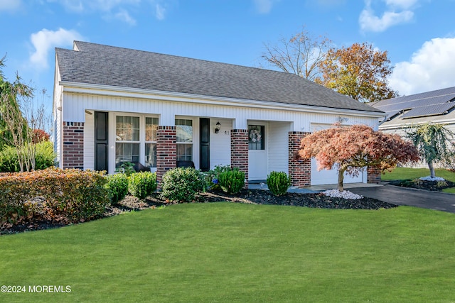 view of front of property featuring a front yard