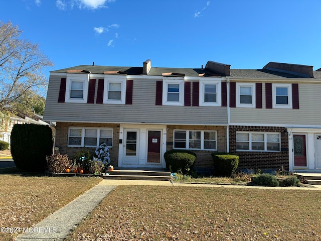 view of front of home with a front yard