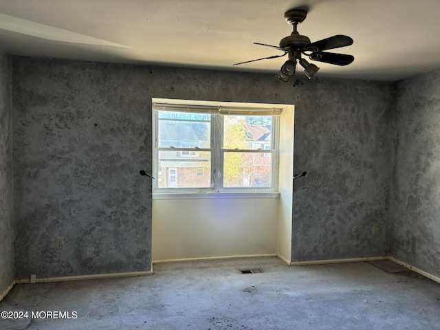 empty room featuring ceiling fan