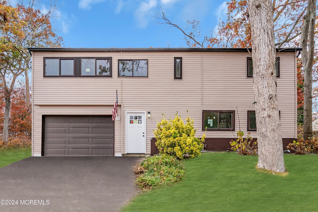 view of front facade featuring a front yard and a garage