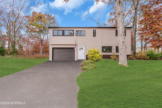 view of front of property featuring a front lawn and a garage