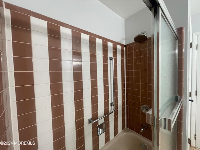 bathroom with tiled shower / bath