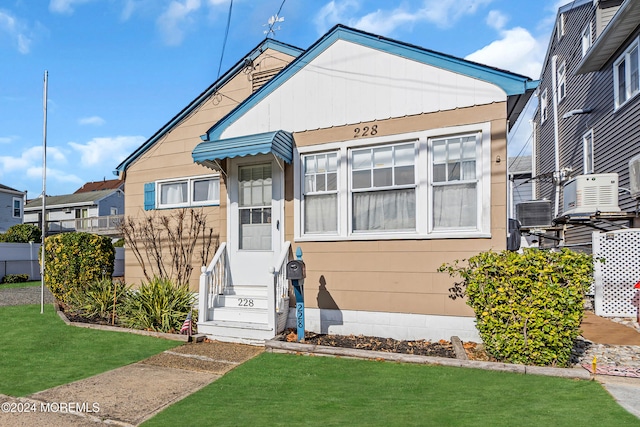 view of front facade with a front yard