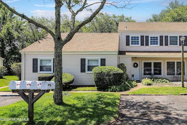 view of front of home featuring a front lawn