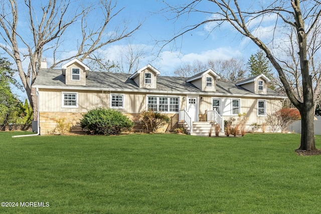 cape cod-style house featuring a front yard