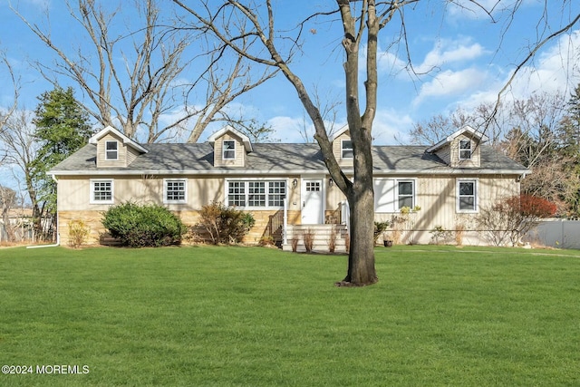 view of front facade with a front lawn