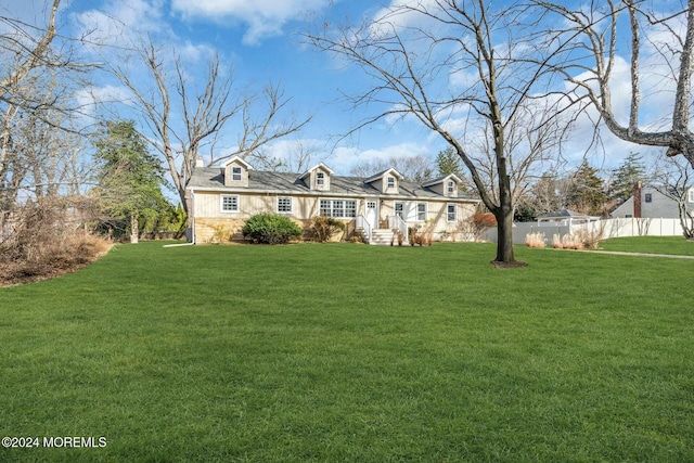 view of front of property featuring a front lawn