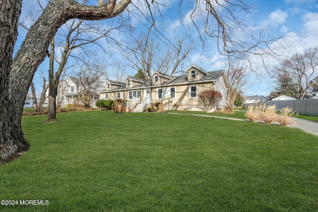 view of front of property featuring a front lawn