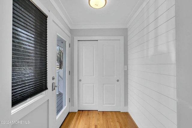 entryway featuring crown molding and hardwood / wood-style floors