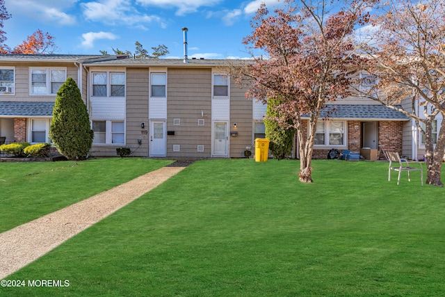 multi unit property featuring a front lawn