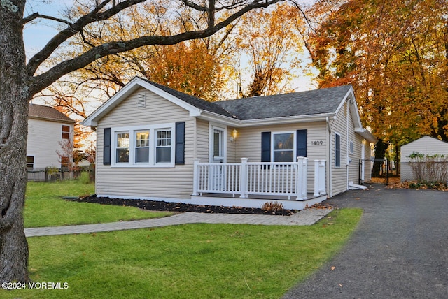 view of front facade featuring a front yard