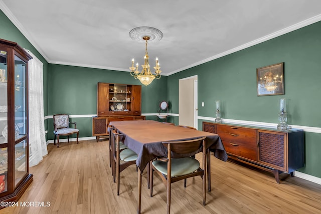 dining area featuring a notable chandelier, light hardwood / wood-style floors, and crown molding