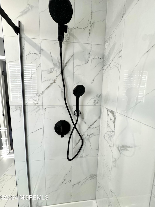 details featuring tiled shower