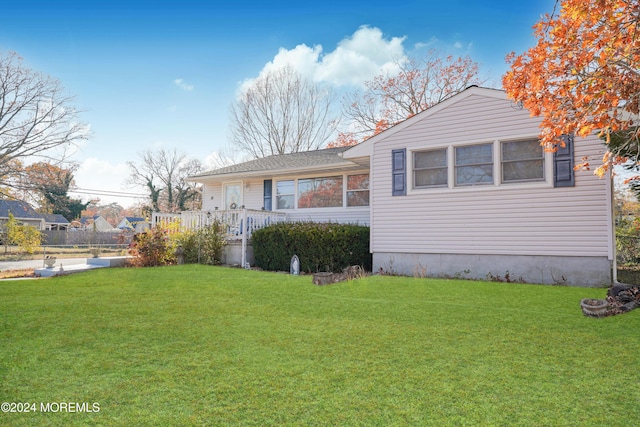 view of front of home featuring a front lawn