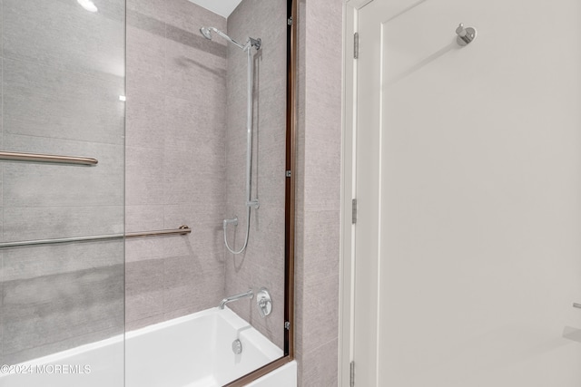 bathroom featuring tiled shower / bath