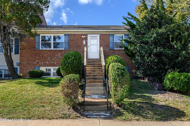 view of front of house featuring a front yard