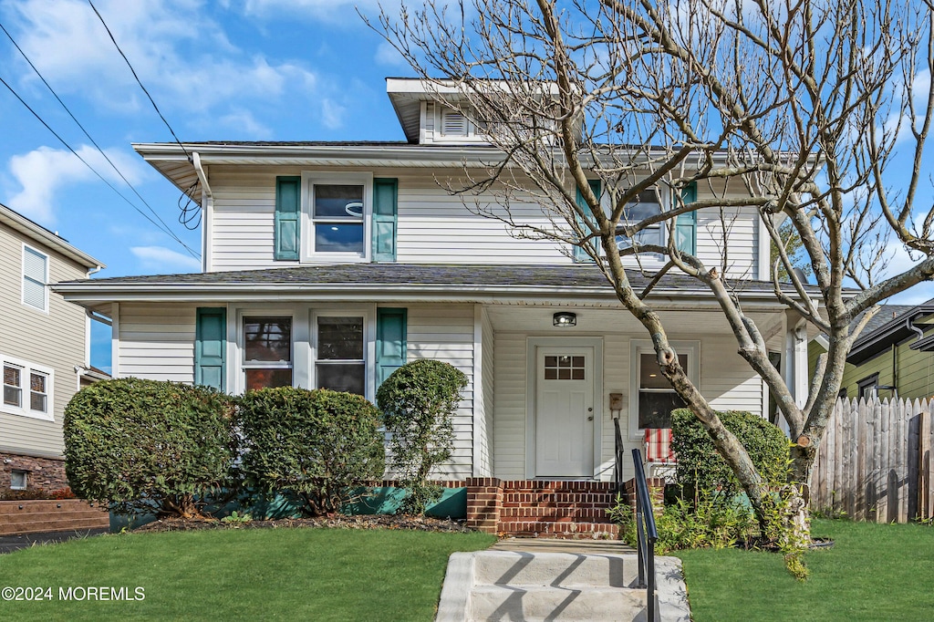 view of front property featuring a front yard