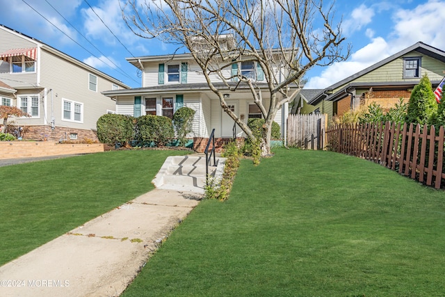 view of front of property featuring a front lawn