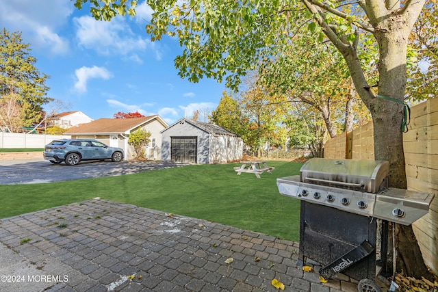 view of yard featuring an outbuilding