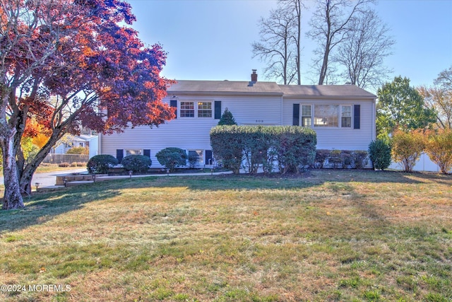 view of front facade featuring a front lawn