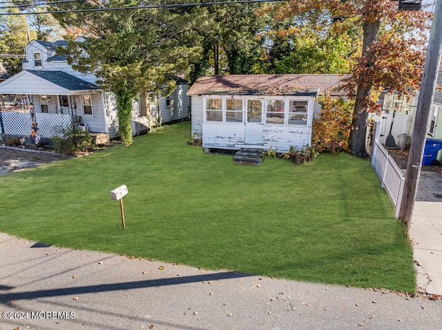 view of front of property featuring a front yard