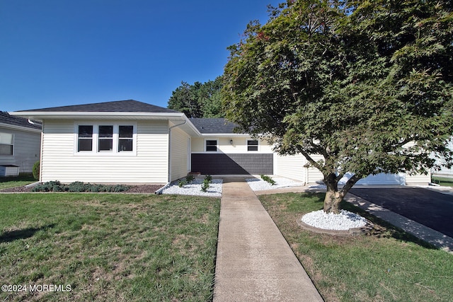 view of front facade with a front yard