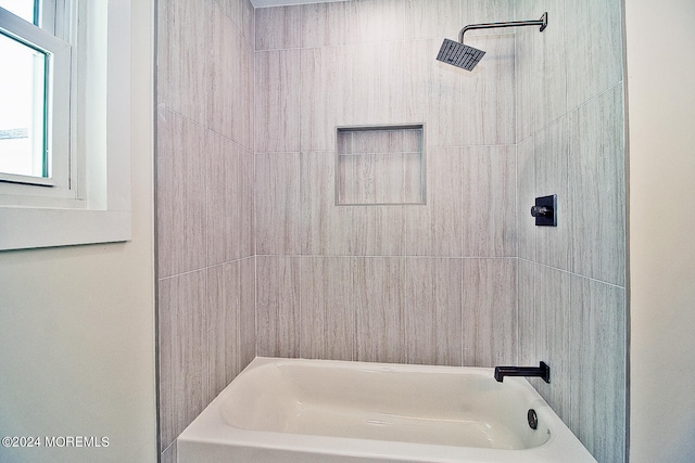 bathroom featuring tiled shower / bath combo