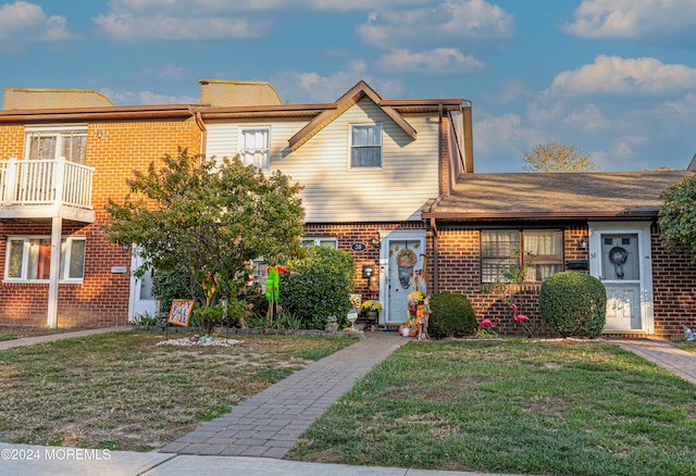 multi unit property featuring a front yard