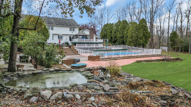 view of swimming pool featuring a lawn