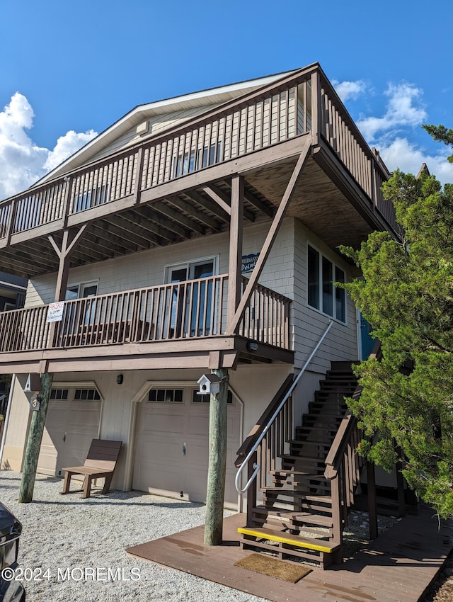 view of front facade featuring a garage