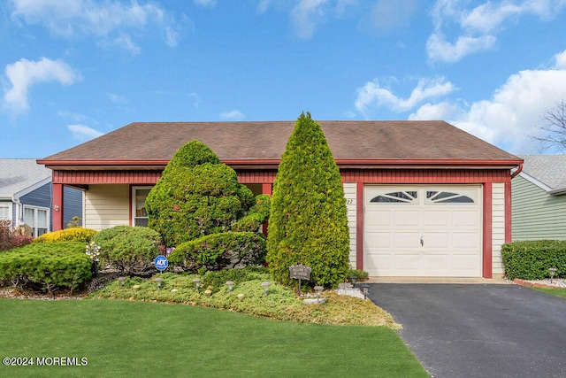 view of front of home featuring a front yard and a garage