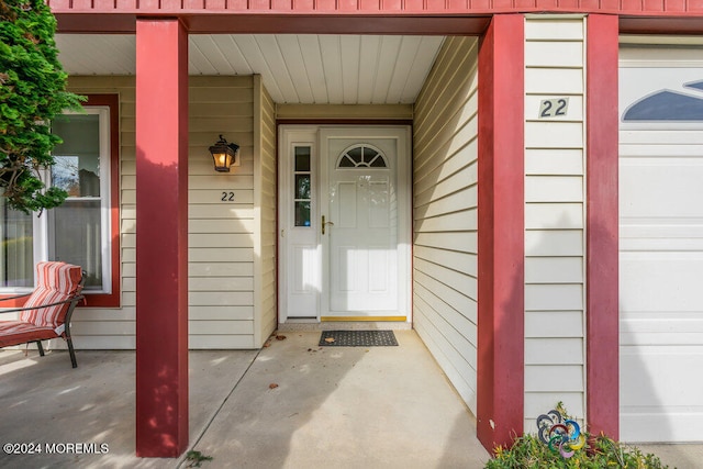 property entrance featuring a porch