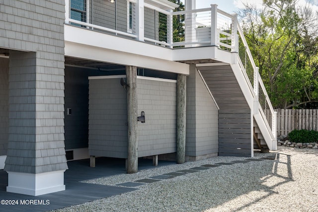 property entrance featuring a balcony